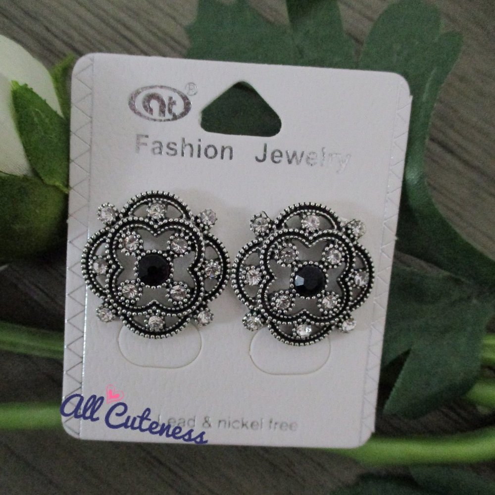 🎀 Stud Earrings